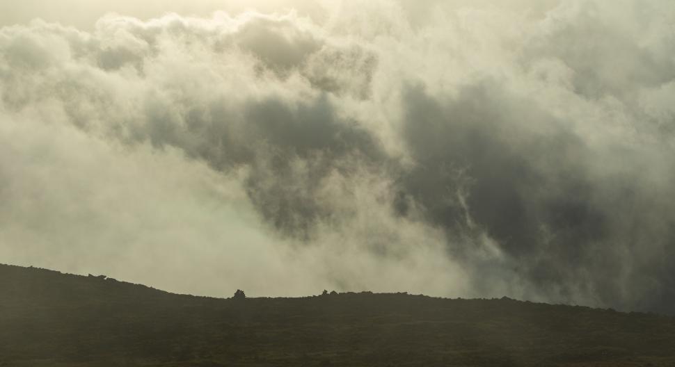 Free Image of Misty mountain landscape at dawn 