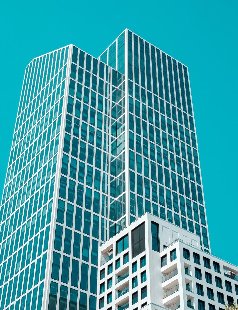 Free Image of Modern skyscraper against a bright blue sky 