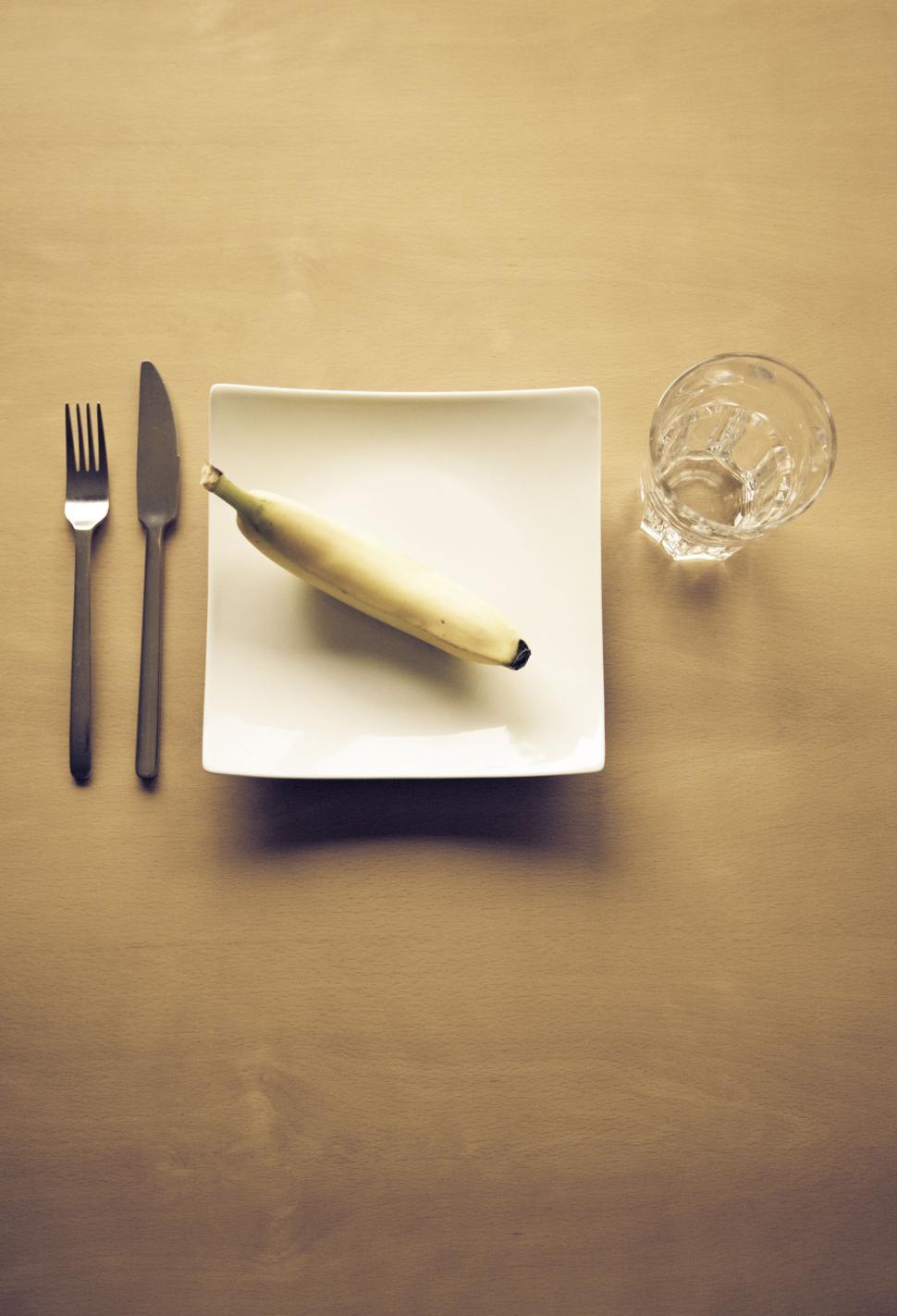 Free Image of Minimalistic banana on a neat place setting 