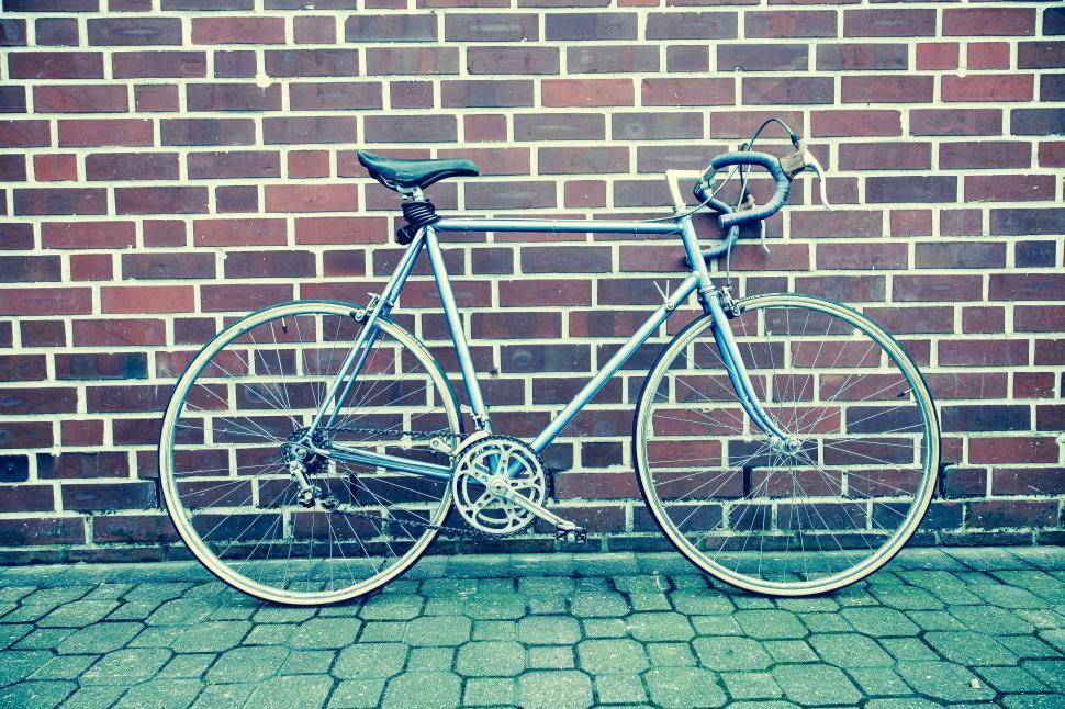 Free Image of Vintage bicycle against brick wall 