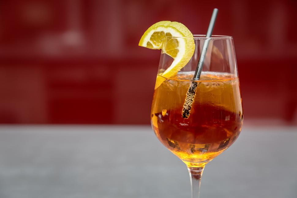 Free Image of Refreshing Aperol Spritz cocktail with orange slice 