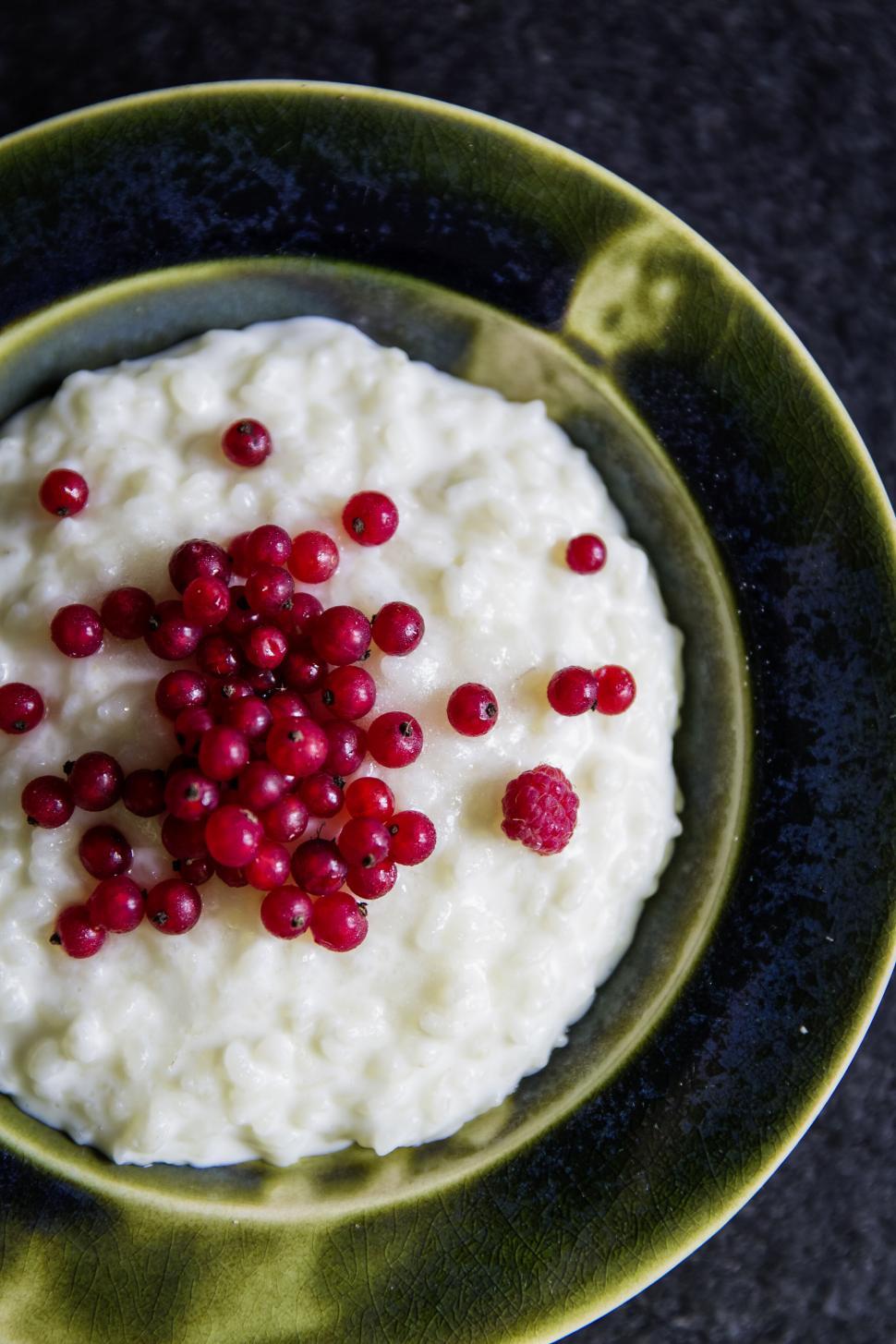 Free Image of Creamy rice pudding with fresh red currants 