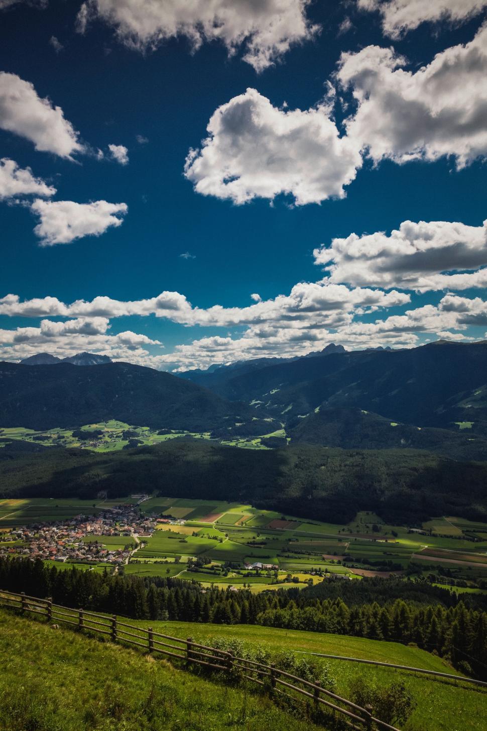 Free Image of Breathtaking mountain landscape with blue sky 