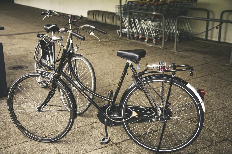 Free Image of Classic black bicycle parked outdoors 