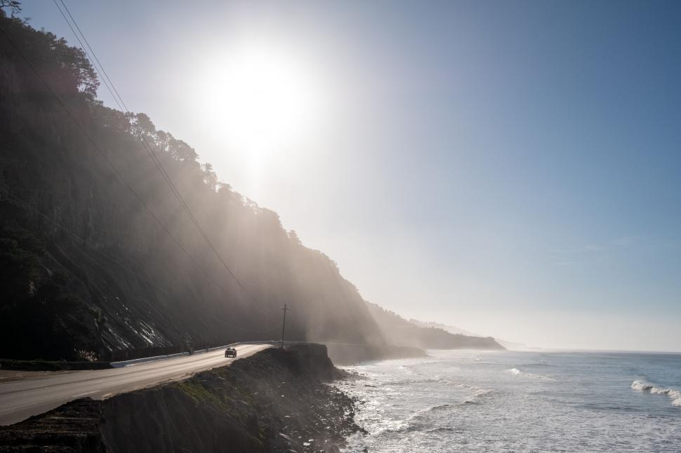 Free Image of Scenic coastal drive next to the ocean 