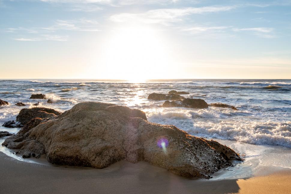 Free Image of Coastline with waves crashing on rocks 