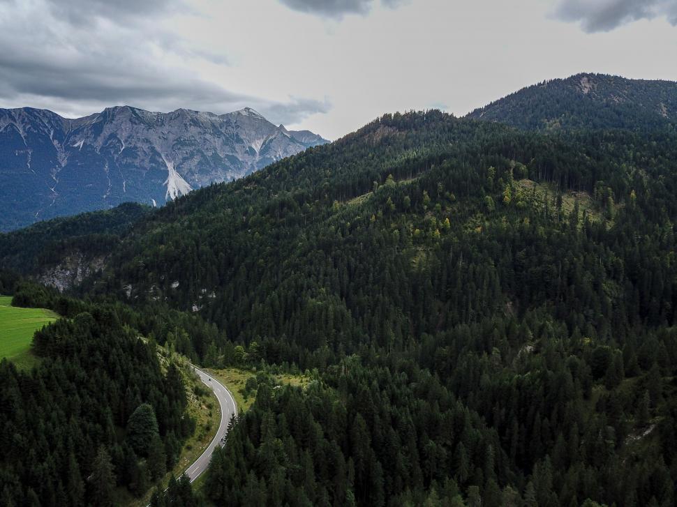 Free Image of Lush mountain landscape with meandering road 