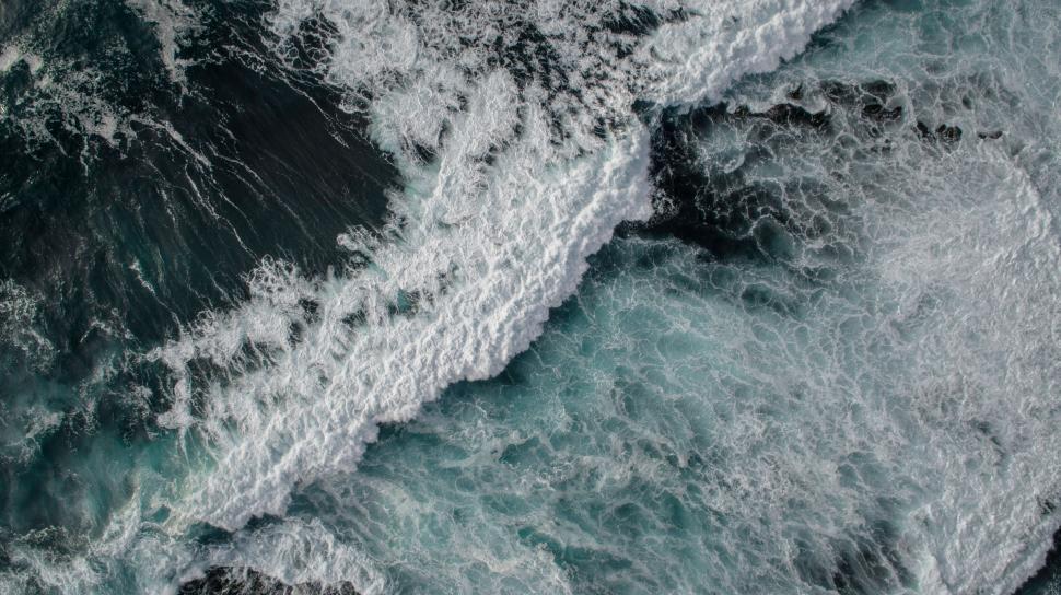 Free Image of Aerial shot of powerful waves and ocean 