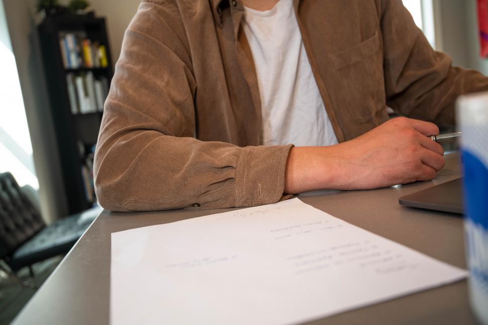 Free Image of Signing contract in business meeting setting 