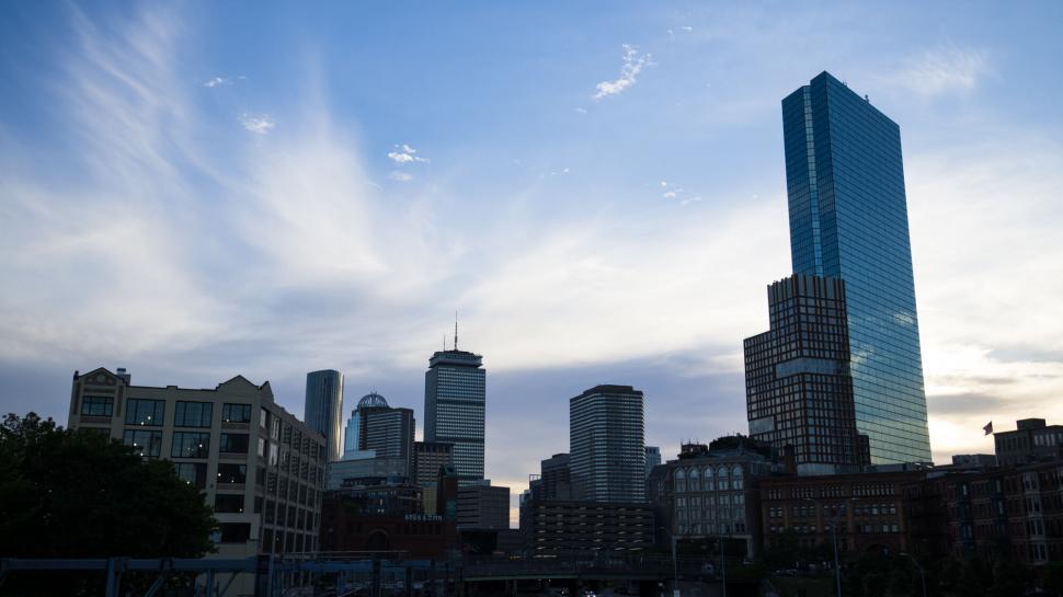 Free Image of City skyline at dusk with skyscrapers 