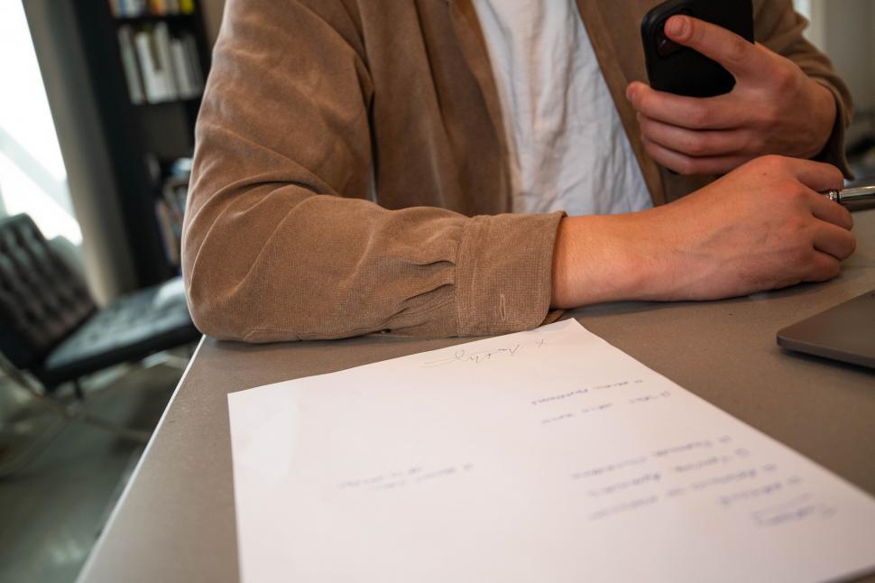 Free Image of Man in the office using smartphone 