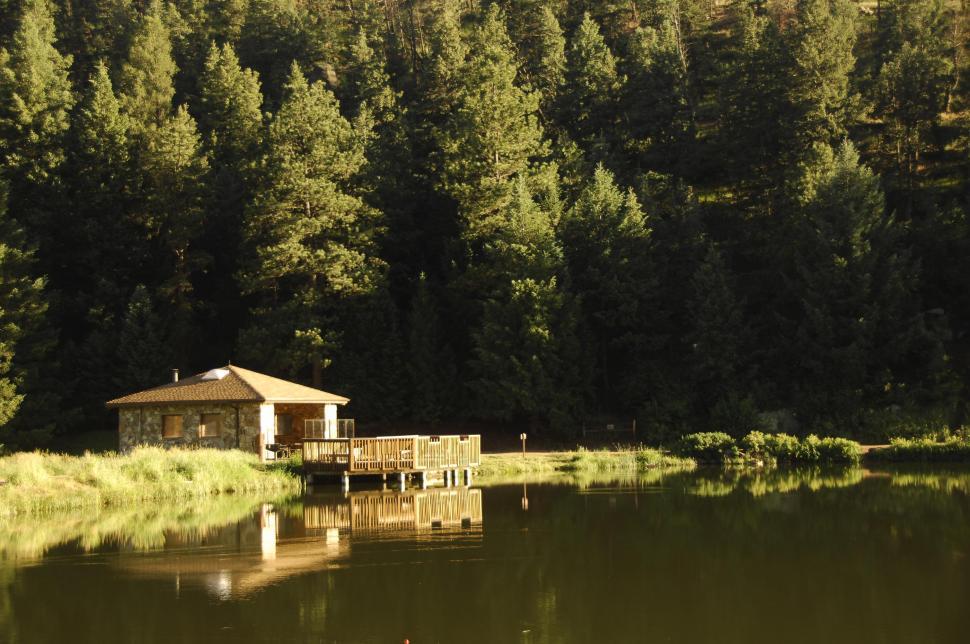 Free Image of Cabin on lake 