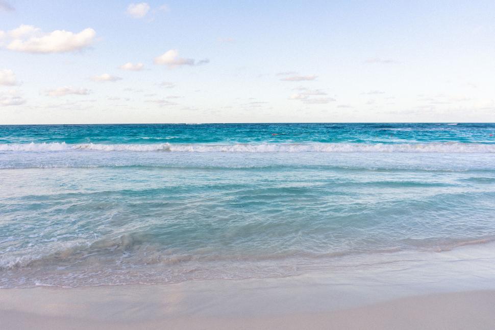 Free Image of Turquoise sea with beach under blue sky 