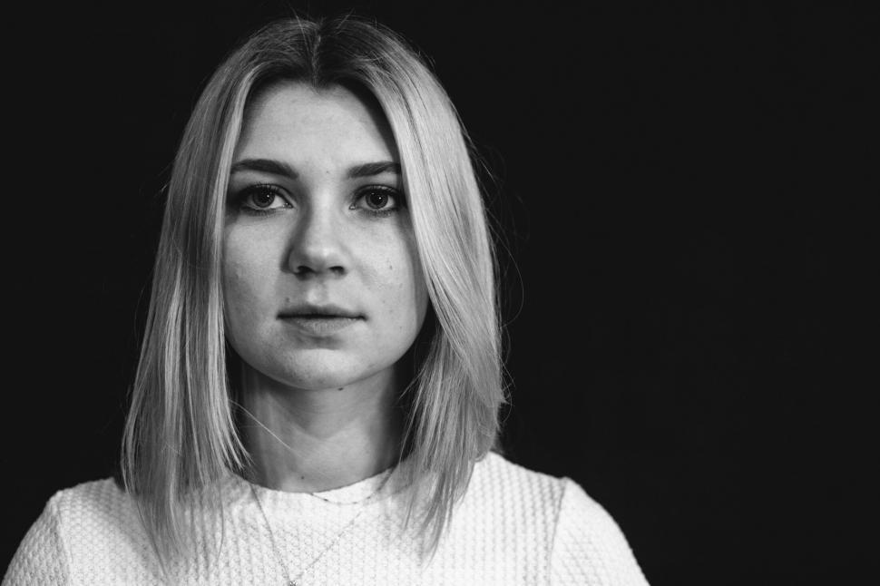 Free Image of Black and white portrait of a blond woman 