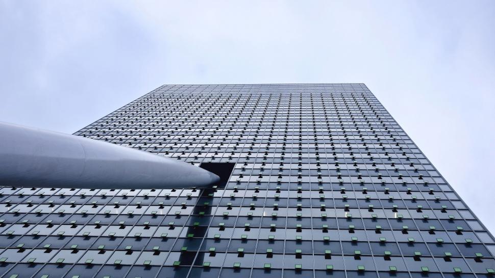 Free Image of Modern skyscraper reaching into the sky 
