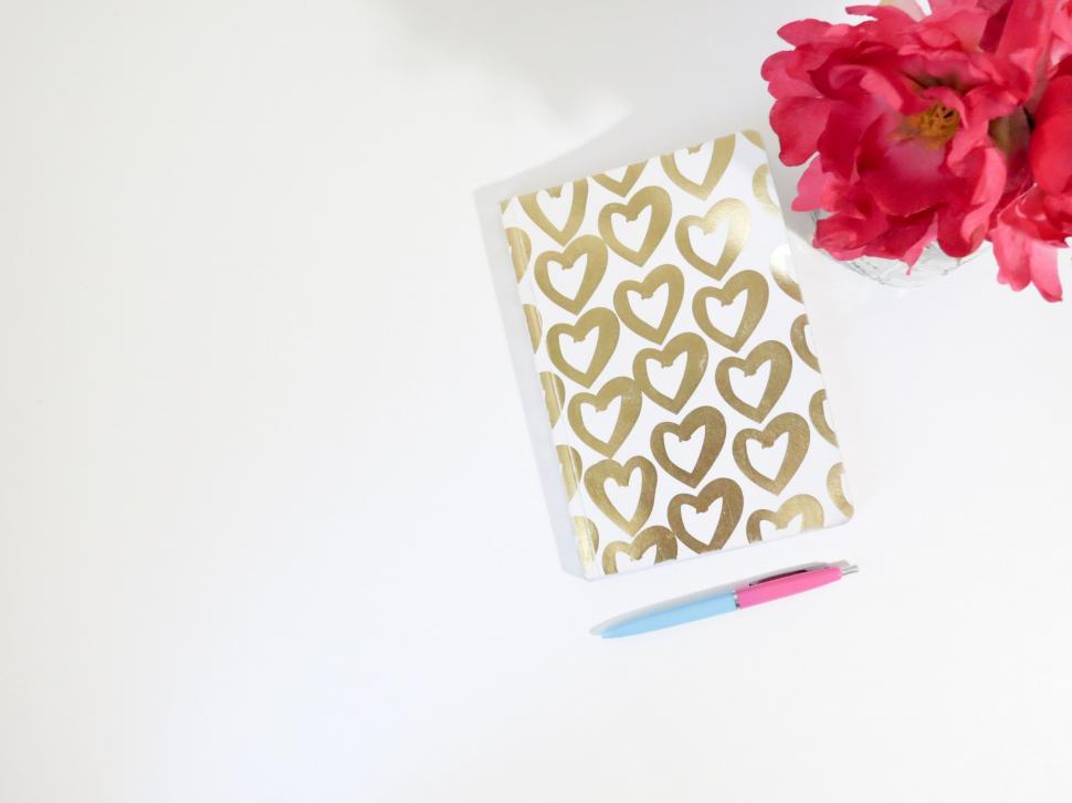 Free Image of Notebook with golden hearts and pink flowers 