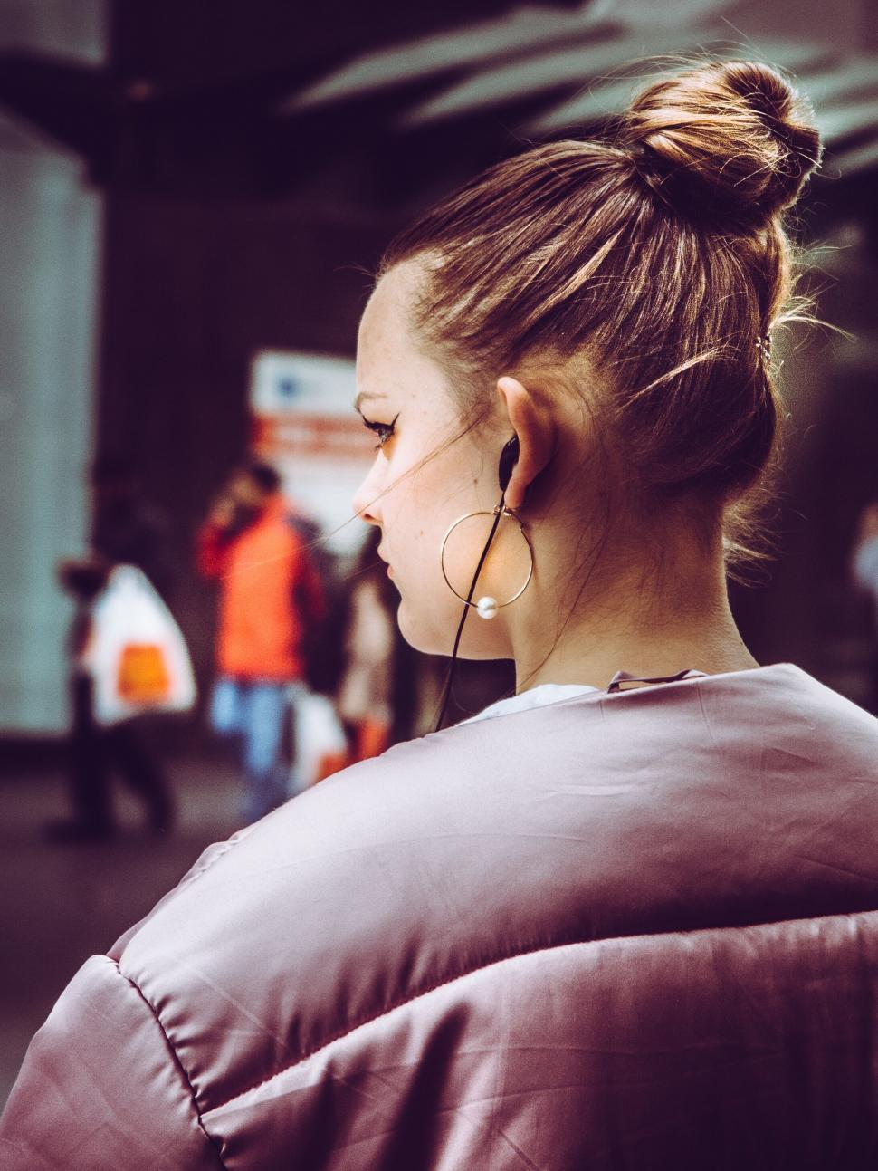 Free Image of Woman in front of urban background 