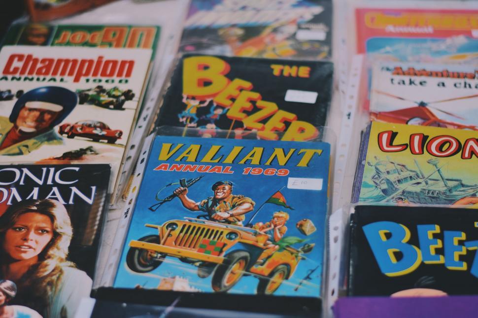 vintage-comic-books-on-display.jpg