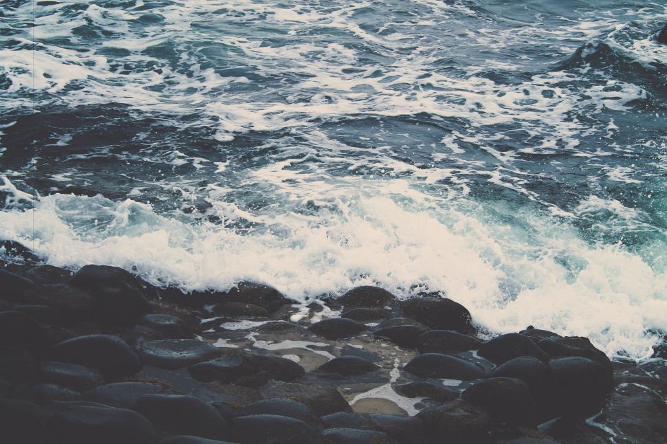 Free Image of Crashing waves on rocky beach 