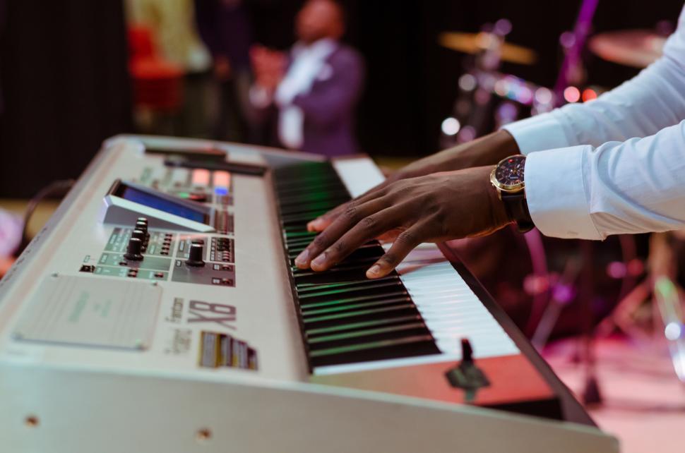 Free Image of Musician playing on electronic keyboard 