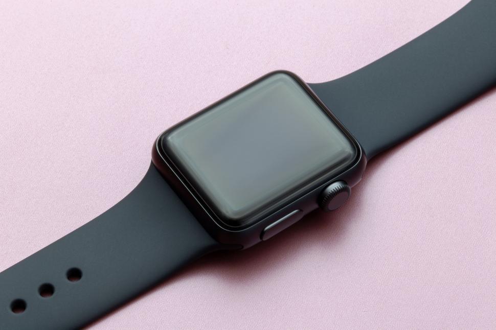 Free Image of Smartwatch on pink background 