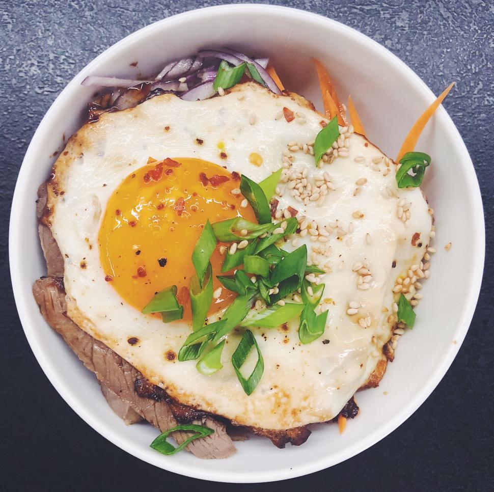 Free Image of Savory bowl with egg and sesame seeds 