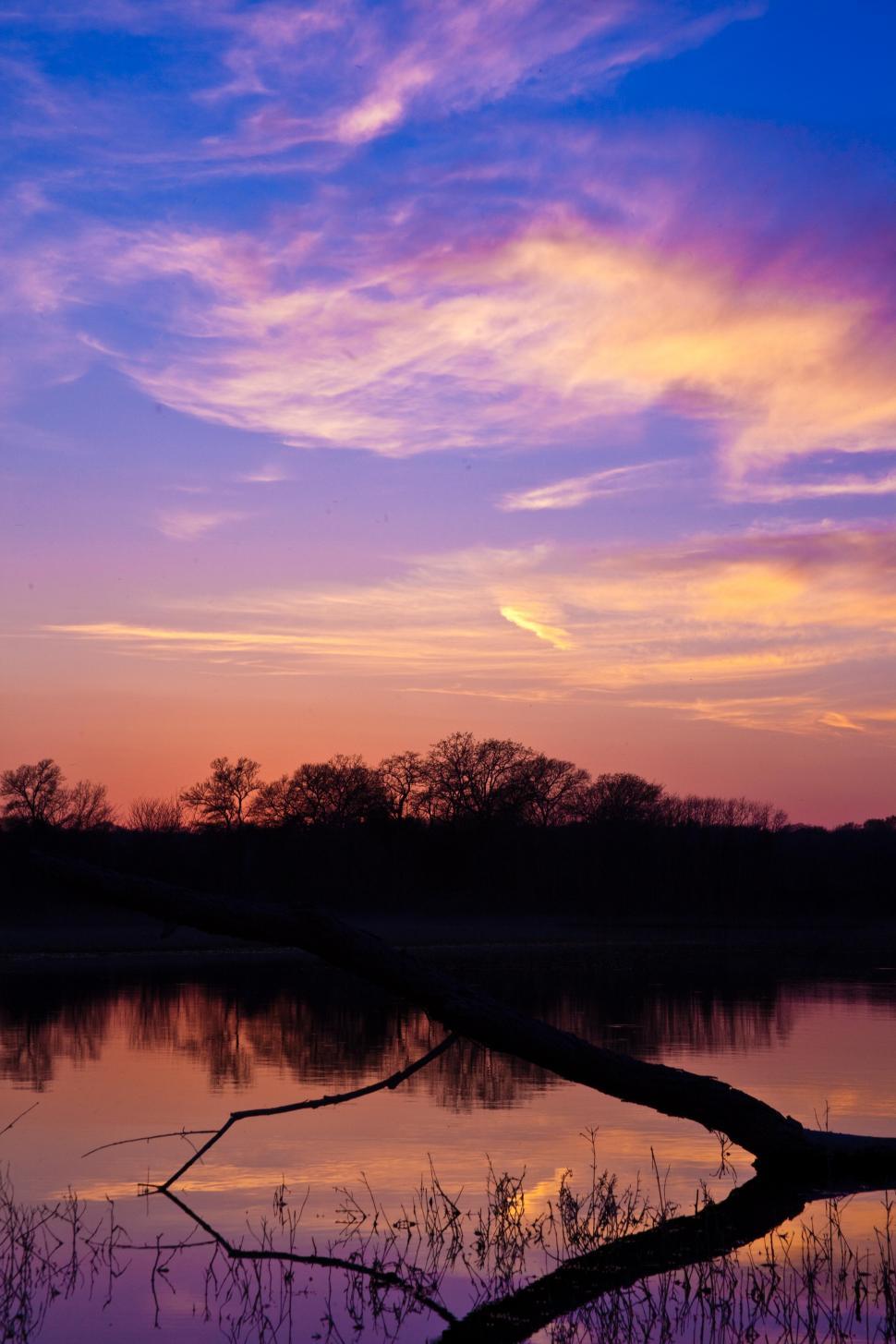 Free Image of Sunset reflection over lake 