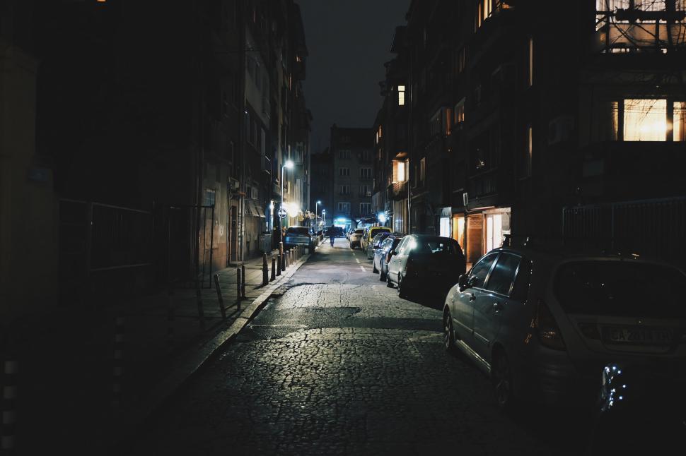 Free Image of Empty cobblestone street at night 