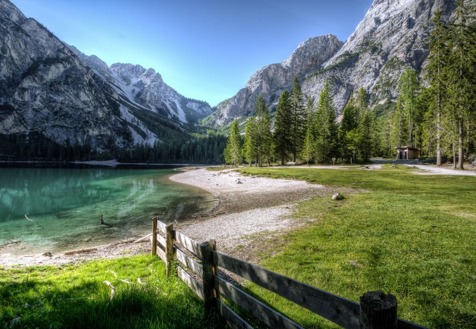 Free Image of Serene mountain lake landscape 