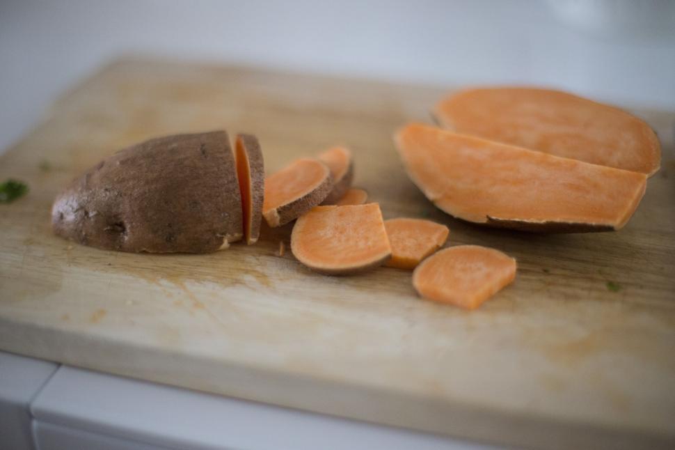 Free Image of Sliced sweet potato on cutting board 