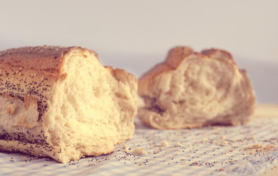Free Image of Loaf of freshly baked bread on cloth 