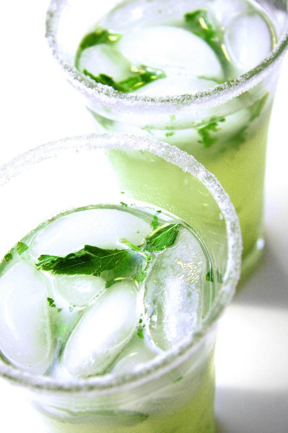 Free Image of Close up of mojitos 