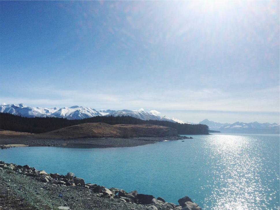 Free Image of Serene alpine lake with mountain backdrop 