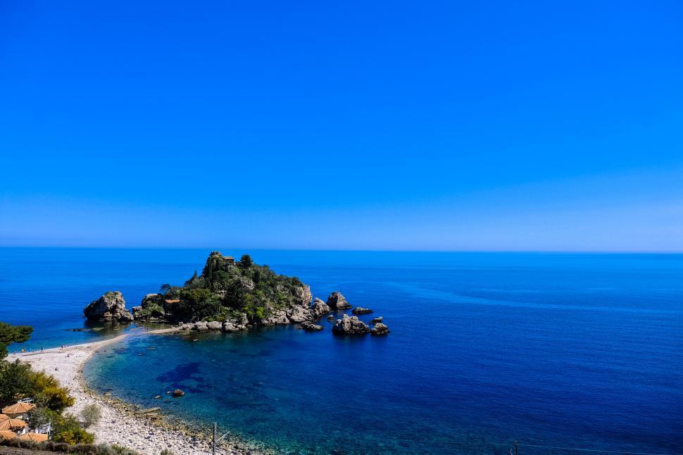Free Image of Idyllic beach with turquoise water and islet 
