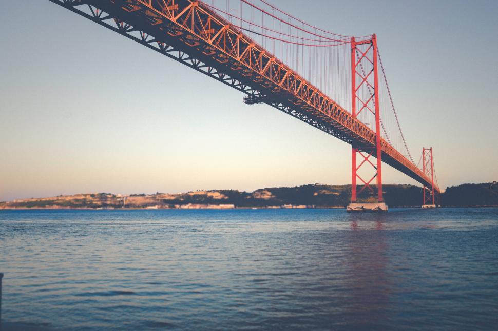 Free Image of Iconic suspension bridge at dusk over water 