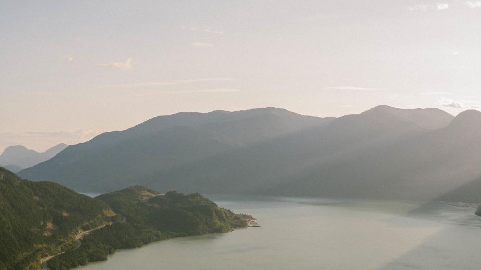 Free Image of Serene mountain lake at sunset 
