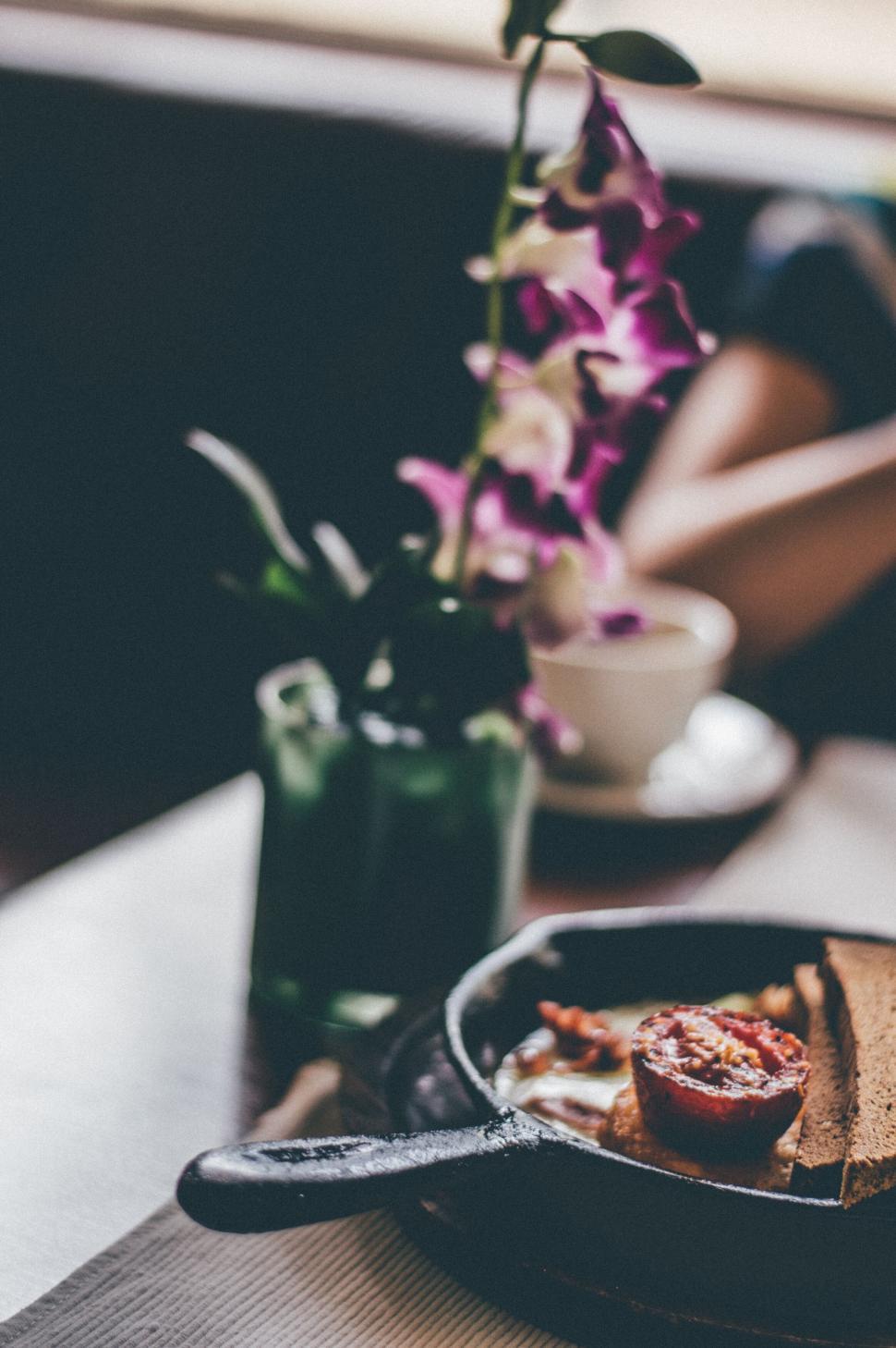 Free Image of Cozy brunch setting with toast and flowers 