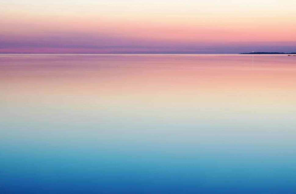 Free Image of Calm pastel sunset over tranquil sea 