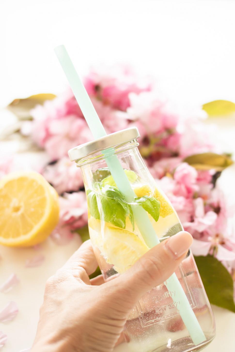 Free Image of Refreshing drink with straw and lemon slice 