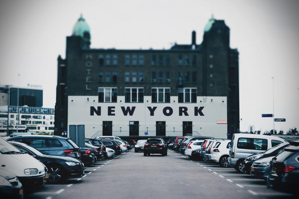 Free Image of Hotel New York with parked cars in front 