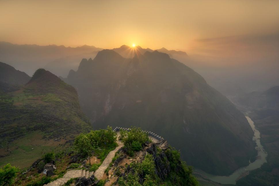 Free Image of Majestic sunrise over mountain landscape 