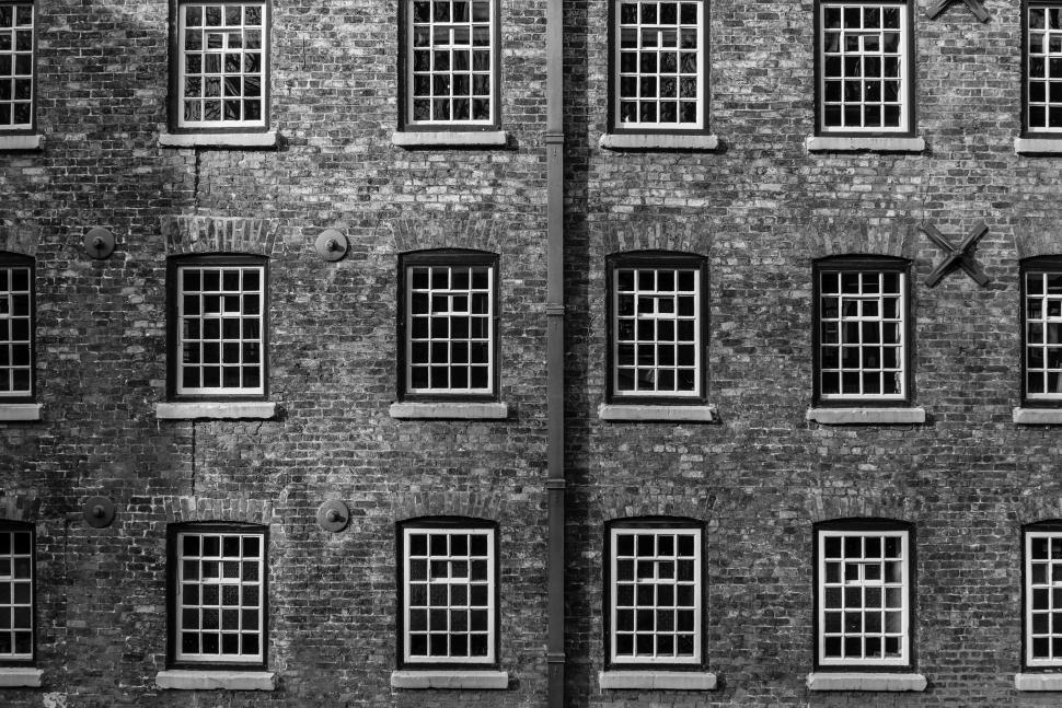 Free Image of Black-and-white image of brick building 