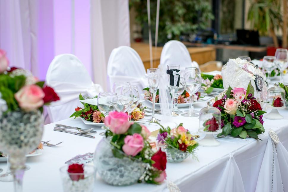 Free Image of Elegantly set wedding table with flowers 