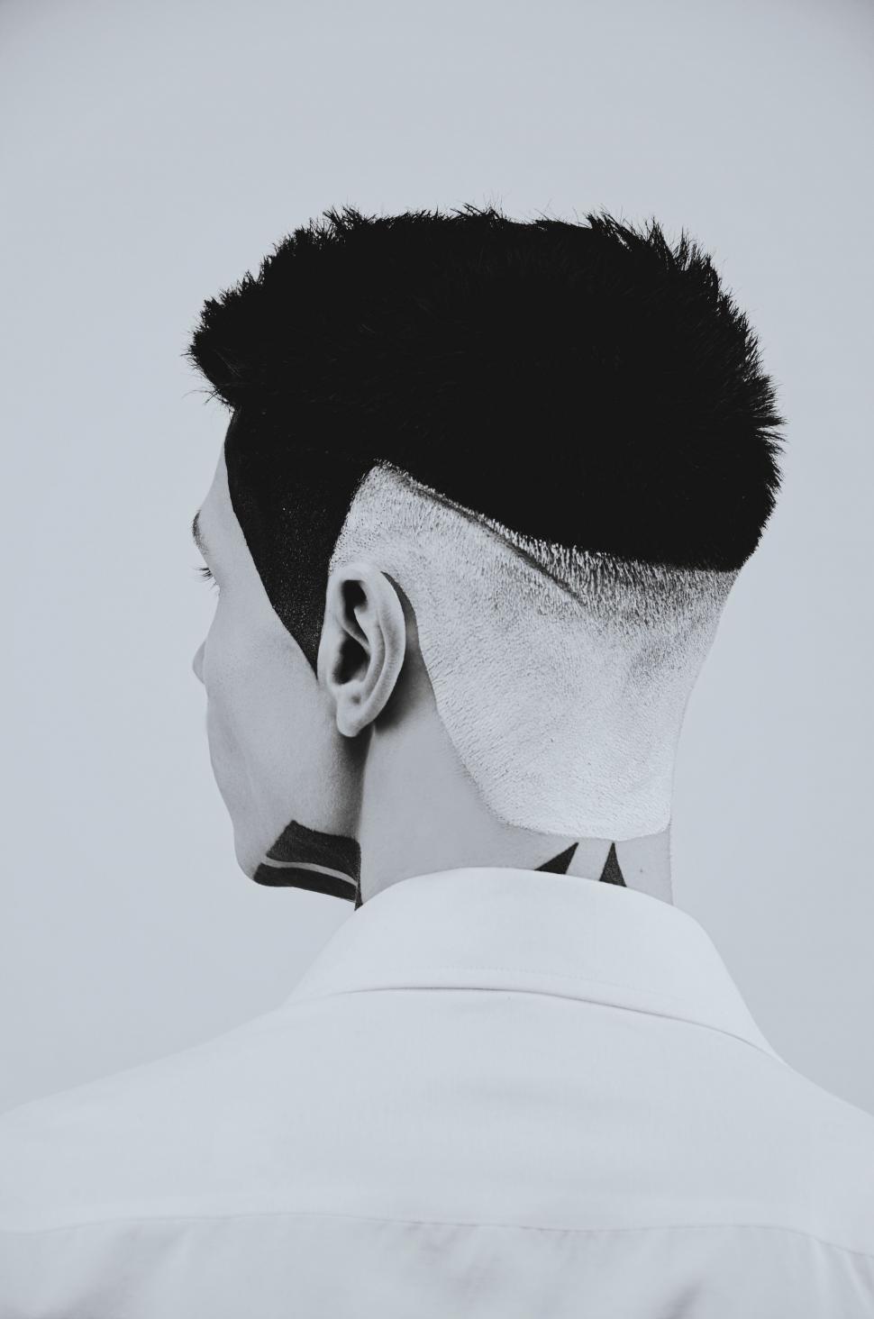 Free Image of Artistic side profile of a modern haircut 
