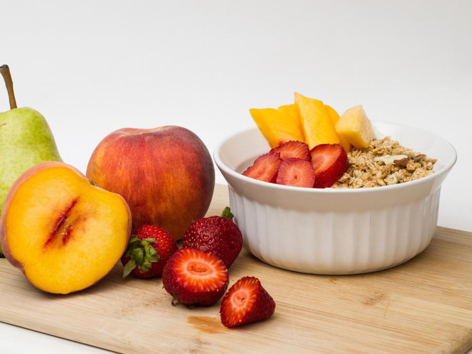 Free Image of Healthy breakfast bowl and fruits 