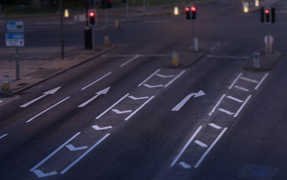 Free Image of Empty urban road at night with traffic lights 