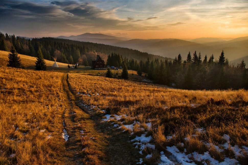 Free Image of Scenic sunset over a mountain landscape 