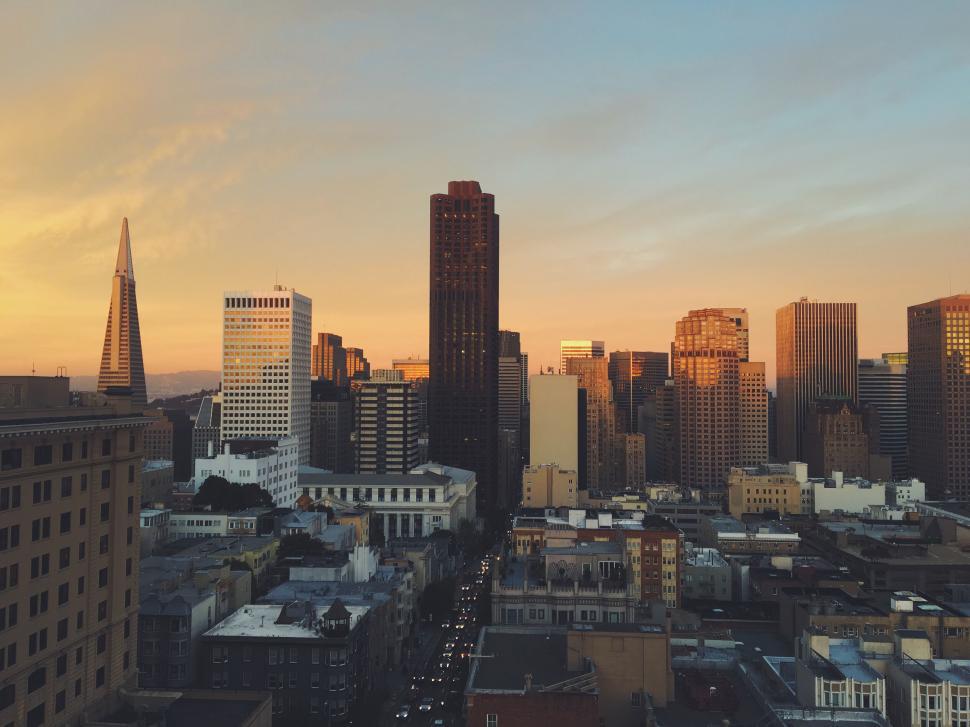 Free Image of Urban sunset skyline with modern buildings 