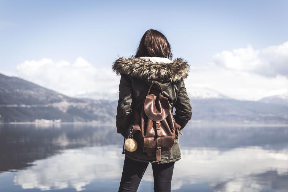 Free Image of Woman by the lake with mountains 