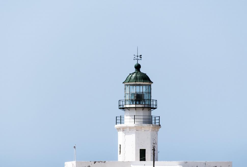 Free Image of Isolated lighthouse against clear sky 